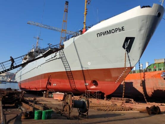 Доковый ремонт рыбообрабатывающего судна типа "Приморье"